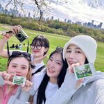 Chien Hung Instagram - // 多倫多生活結束🫶🏻 時間過好快 體感好像才剛過一兩個禮拜而已哈哈哈 雖然時間不長但真的很慶幸當初自己做了這個決定 好像南柯一夢 抽離原本繁複的日子 到遠方陌生的地方 過上另一個人的生活😆 與來自各地聚集在這裡的朋友 韓國、日本、巴西、法國、瑞士、阿拉伯、哥倫比亞的同學（應該沒有遺漏哈哈 久違的計鬧鐘上課(十幾年? 寫作業 下課相約出遊 一起野餐 努力拼湊會的英文字彙交談 聊原本的工作、學業、煩惱等等 到處走走看看 找好吃的異國餐廳 時間感覺一下子就過了 短期遊學確實有點像在旅遊 但不僅僅是走馬看花 而是真正生活在這座城市的感覺 和親切的店員、路人、電梯偶遇的住民small talk 知道哪間超市買哪些東西最便宜 三不五時出狀況的TTC （氣歪哈哈哈哈 CN tower上不見邊際的地平線 用身體的每個細胞去感受原本別人口中形容的這塊土地 有個39歲同學來自巴西 在工作之餘安排了三週的假期來讀書 課都排在早上 下午去旅遊 跟我同期的新生還有跟40 只來兩週 英文很好 來上課真的是來觀光的 哈哈哈哈 想跟大家特別分享是因為收到很多詢問的訊息 其中很多的是跟我年齡相仿或大一些的觀眾 隨著年紀漸長 要顧慮的事越來越多 勇氣也越來越小 所以 我已經在思考下一次要去哪裡了 哈哈哈哈哈哈 #千在加拿大 #大家有問題可以留言 我之後會整理起來拍個影片 （很油土伯哈哈哈