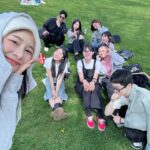 Chien Hung Instagram - // 多倫多生活結束🫶🏻 時間過好快 體感好像才剛過一兩個禮拜而已哈哈哈 雖然時間不長但真的很慶幸當初自己做了這個決定 好像南柯一夢 抽離原本繁複的日子 到遠方陌生的地方 過上另一個人的生活😆 與來自各地聚集在這裡的朋友 韓國、日本、巴西、法國、瑞士、阿拉伯、哥倫比亞的同學（應該沒有遺漏哈哈 久違的計鬧鐘上課(十幾年? 寫作業 下課相約出遊 一起野餐 努力拼湊會的英文字彙交談 聊原本的工作、學業、煩惱等等 到處走走看看 找好吃的異國餐廳 時間感覺一下子就過了 短期遊學確實有點像在旅遊 但不僅僅是走馬看花 而是真正生活在這座城市的感覺 和親切的店員、路人、電梯偶遇的住民small talk 知道哪間超市買哪些東西最便宜 三不五時出狀況的TTC （氣歪哈哈哈哈 CN tower上不見邊際的地平線 用身體的每個細胞去感受原本別人口中形容的這塊土地 有個39歲同學來自巴西 在工作之餘安排了三週的假期來讀書 課都排在早上 下午去旅遊 跟我同期的新生還有跟40 只來兩週 英文很好 來上課真的是來觀光的 哈哈哈哈 想跟大家特別分享是因為收到很多詢問的訊息 其中很多的是跟我年齡相仿或大一些的觀眾 隨著年紀漸長 要顧慮的事越來越多 勇氣也越來越小 所以 我已經在思考下一次要去哪裡了 哈哈哈哈哈哈 #千在加拿大 #大家有問題可以留言 我之後會整理起來拍個影片 （很油土伯哈哈哈