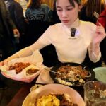 Chien Hung Instagram – //
第一次到多倫多
歡迎大家推薦我好吃的 🤤

去年給自己今年的生日規劃是到加拿大
飛十四個小時想說順便在機上調時差
看了奧本海默、柯南：黑鐵的魚影、哈利波特跟玩2048
還吃了兩頓飛機餐跟Pizza 
之前飛短程都直接睡死
已經好久沒吃飛機餐了🤣
這也是我第一次在機上做這麼多事
（會不會太瑣碎哈哈哈

到的第一餐是自家的蔥油辣拌麵
第一餐外食是泰式哈哈哈哈

P2-p3 PAI 
米其林指南推薦的餐廳
Pad Thai 酸、甜跟鹹味都剛剛好又有鑊氣 好吃
打拋豬味道也還不錯 
但服務生推薦的炸南瓜條上桌溫度不太對 小可惜

P4 應該要再買一個行李箱的 一咖限23公斤
我光瓶瓶罐罐就快四公斤了 救命 🤣

P5 長榮的這個pizza好吃欸
還拍起來想說之後可以買哈哈哈

#千在加拿大
#千175ootd
#chienstyle
