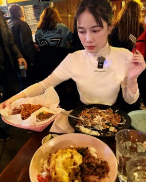Chien Hung Instagram - //
第一次到多倫多
歡迎大家推薦我好吃的 🤤

去年給自己今年的生日規劃是到加拿大
飛十四個小時想說順便在機上調時差
看了奧本海默、柯南：黑鐵的魚影、哈利波特跟玩2048
還吃了兩頓飛機餐跟Pizza 
之前飛短程都直接睡死
已經好久沒吃飛機餐了🤣
這也是我第一次在機上做這麼多事
（會不會太瑣碎哈哈哈

到的第一餐是自家的蔥油辣拌麵
第一餐外食是泰式哈哈哈哈

P2-p3 PAI 
米其林指南推薦的餐廳
Pad Thai 酸、甜跟鹹味都剛剛好又有鑊氣 好吃
打拋豬味道也還不錯 
但服務生推薦的炸南瓜條上桌溫度不太對 小可惜

P4 應該要再買一個行李箱的 一咖限23公斤
我光瓶瓶罐罐就快四公斤了 救命 🤣

P5 長榮的這個pizza好吃欸
還拍起來想說之後可以買哈哈哈

#千在加拿大
#千175ootd
#chienstyle