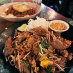Chien Hung Instagram – //
第一次到多倫多
歡迎大家推薦我好吃的 🤤

去年給自己今年的生日規劃是到加拿大
飛十四個小時想說順便在機上調時差
看了奧本海默、柯南：黑鐵的魚影、哈利波特跟玩2048
還吃了兩頓飛機餐跟Pizza 
之前飛短程都直接睡死
已經好久沒吃飛機餐了🤣
這也是我第一次在機上做這麼多事
（會不會太瑣碎哈哈哈

到的第一餐是自家的蔥油辣拌麵
第一餐外食是泰式哈哈哈哈

P2-p3 PAI 
米其林指南推薦的餐廳
Pad Thai 酸、甜跟鹹味都剛剛好又有鑊氣 好吃
打拋豬味道也還不錯 
但服務生推薦的炸南瓜條上桌溫度不太對 小可惜

P4 應該要再買一個行李箱的 一咖限23公斤
我光瓶瓶罐罐就快四公斤了 救命 🤣

P5 長榮的這個pizza好吃欸
還拍起來想說之後可以買哈哈哈

#千在加拿大
#千175ootd
#chienstyle