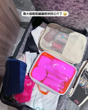 Chien Hung Instagram - //
第一次到多倫多
歡迎大家推薦我好吃的 🤤

去年給自己今年的生日規劃是到加拿大
飛十四個小時想說順便在機上調時差
看了奧本海默、柯南：黑鐵的魚影、哈利波特跟玩2048
還吃了兩頓飛機餐跟Pizza 
之前飛短程都直接睡死
已經好久沒吃飛機餐了🤣
這也是我第一次在機上做這麼多事
（會不會太瑣碎哈哈哈

到的第一餐是自家的蔥油辣拌麵
第一餐外食是泰式哈哈哈哈

P2-p3 PAI 
米其林指南推薦的餐廳
Pad Thai 酸、甜跟鹹味都剛剛好又有鑊氣 好吃
打拋豬味道也還不錯 
但服務生推薦的炸南瓜條上桌溫度不太對 小可惜

P4 應該要再買一個行李箱的 一咖限23公斤
我光瓶瓶罐罐就快四公斤了 救命 🤣

P5 長榮的這個pizza好吃欸
還拍起來想說之後可以買哈哈哈

#千在加拿大
#千175ootd
#chienstyle