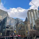 Chien Hung Instagram – //
第一次到多倫多
歡迎大家推薦我好吃的 🤤

去年給自己今年的生日規劃是到加拿大
飛十四個小時想說順便在機上調時差
看了奧本海默、柯南：黑鐵的魚影、哈利波特跟玩2048
還吃了兩頓飛機餐跟Pizza 
之前飛短程都直接睡死
已經好久沒吃飛機餐了🤣
這也是我第一次在機上做這麼多事
（會不會太瑣碎哈哈哈

到的第一餐是自家的蔥油辣拌麵
第一餐外食是泰式哈哈哈哈

P2-p3 PAI 
米其林指南推薦的餐廳
Pad Thai 酸、甜跟鹹味都剛剛好又有鑊氣 好吃
打拋豬味道也還不錯 
但服務生推薦的炸南瓜條上桌溫度不太對 小可惜

P4 應該要再買一個行李箱的 一咖限23公斤
我光瓶瓶罐罐就快四公斤了 救命 🤣

P5 長榮的這個pizza好吃欸
還拍起來想說之後可以買哈哈哈

#千在加拿大
#千175ootd
#chienstyle