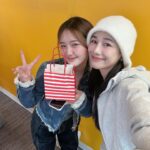 Chien Hung Instagram - #千在加拿大 今天是我在多倫多最後的一堂課跟聚餐 準備了台灣零食給我可愛的同學們✨ 還有很多心得要想分享 但這邊是凌晨四點太睏了哈哈哈 所以先分享照片給大家 😆 #我愛我的老師跟同學們 ✨ #憑著一點勇氣用菜英文來到這 #一個月轉眼就結束了 人生也是 （莫名感觸很多 但又太睏睜不開眼哈哈哈