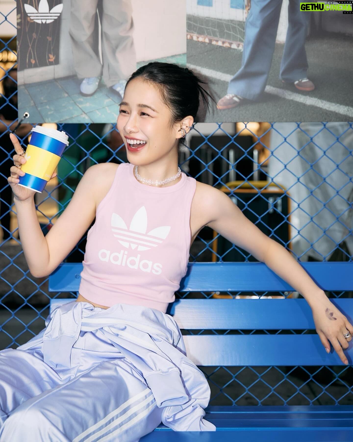 Chien Hung Instagram - 走過路過真的不要錯過!! adidas originals把三葉草復古玩色街區帶到信義區威秀廣場了 👏🏻 今天穿 #adicolor 的淺紫 粉紅 🪻🌸 再搭配上白色厚底SAMBAE拉高比例 整體是不是輕盈柔和又春夏感十足😆 現場用顏色分每區塊都超好拍 娃娃機還夾到整個表情管理失敗哈哈 玩遊戲還有機會兌換咖啡或杯裝霜淇淋的CAFÉ IN 咖啡吧 以及三葉草復古創作基地可以體驗仿擬刺青手作 4/9-4/14 在信義威秀前廣場 大家快去打卡拿禮物吃冰拍水照吧 🧡 @originals_tw #新潮復古穿搭 #三葉草復古玩色街區 #adidasSamba