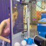 Chien Hung Instagram – 走過路過真的不要錯過！！
adidas originals把三葉草復古玩色街區帶到信義區威秀廣場了 👏🏻

今天穿 #adicolor 的淺紫 粉紅 🪻🌸
再搭配上白色厚底SAMBAE拉高比例
整體是不是輕盈柔和又春夏感十足😆

現場用顏色分每區塊都超好拍
娃娃機還夾到整個表情管理失敗哈哈

玩遊戲還有機會兌換咖啡或杯裝霜淇淋的CAFÉ IN 咖啡吧
以及三葉草復古創作基地可以體驗仿擬刺青手作

4/9-4/14 在信義威秀前廣場
大家快去打卡拿禮物吃冰拍水照吧 🧡
@originals_tw
#新潮復古穿搭 #三葉草復古玩色街區 #adidasSamba