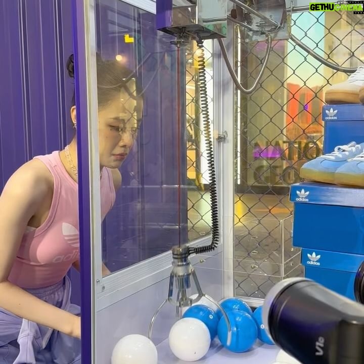 Chien Hung Instagram - 走過路過真的不要錯過!! adidas originals把三葉草復古玩色街區帶到信義區威秀廣場了 👏🏻 今天穿 #adicolor 的淺紫 粉紅 🪻🌸 再搭配上白色厚底SAMBAE拉高比例 整體是不是輕盈柔和又春夏感十足😆 現場用顏色分每區塊都超好拍 娃娃機還夾到整個表情管理失敗哈哈 玩遊戲還有機會兌換咖啡或杯裝霜淇淋的CAFÉ IN 咖啡吧 以及三葉草復古創作基地可以體驗仿擬刺青手作 4/9-4/14 在信義威秀前廣場 大家快去打卡拿禮物吃冰拍水照吧 🧡 @originals_tw #新潮復古穿搭 #三葉草復古玩色街區 #adidasSamba