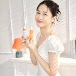 Chien Hung Instagram - #文末 抽正貨唷 快來參加😆 不知道大家有沒有發現我非常愛穿白色衣服 🤍🧡✨ （應該非常明顯哈哈哈哈 因為我超追求襯膚色 一定要襯膚色讓整個人像自帶棚燈才會有自信💡✨ 但！！ 前陣子開始發現黑色我也逮就補了 因為成分專家寶拉珍選C15縮時亮白抗氧精萃讓我發光不暗沉了（起身鼓掌👏🏻 用維他命C日間抗氧 夜間再深層修護的寶拉珍選獨家早C晚C保養法 讓肌膚素顏跟自帶棚燈移動一樣發光 起床還沒幹嘛素顏照鏡子就開心 😆 早上用 #C15縮時亮白抗氧精萃 有15%純維他命C和雙重抗氧化成分 質地水感輕盈好吸收 可以調理暗沉蠟黃和膚色不均 白天使用完務必務必要擦防曬唷 ☀️ 晚上用 #C25瞬效亮白淡斑精華 25%維他命C衍生物 加強處理斑點瑕疵、局部暗沉等色素沉澱問題 讓肌膚看起來更乾淨 這兩瓶延展性高、吸收快不黏膩而且溫和不刺激 搭配起來透亮效果很明顯 一個可以當反光板的概念哈哈哈哈（？ 少了暗沉素顏看了滿意心情也會很好 上妝後的完整度也莫名高上很多 現在寶拉珍選獨家早C晚C抗氧發光組 優惠85折！ 新朋友消費滿1,000記得在兌換商品代碼欄位輸入『 NEW2405』 再送明星品『 2%水楊酸精華液 30ml』唷！ 現在只要追蹤 @paulaschoice_tw 留言跟我說你想變得多亮白，抽一瓶「 C15縮時亮白抗氧精萃 正貨乙支 」正貨唷 #寶拉珍選 #成分專家 #C15縮時亮白抗氧精萃
