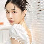 Chien Hung Instagram - #文末 抽正貨唷 快來參加😆 不知道大家有沒有發現我非常愛穿白色衣服 🤍🧡✨ （應該非常明顯哈哈哈哈 因為我超追求襯膚色 一定要襯膚色讓整個人像自帶棚燈才會有自信💡✨ 但！！ 前陣子開始發現黑色我也逮就補了 因為成分專家寶拉珍選C15縮時亮白抗氧精萃讓我發光不暗沉了（起身鼓掌👏🏻 用維他命C日間抗氧 夜間再深層修護的寶拉珍選獨家早C晚C保養法 讓肌膚素顏跟自帶棚燈移動一樣發光 起床還沒幹嘛素顏照鏡子就開心 😆 早上用 #C15縮時亮白抗氧精萃 有15%純維他命C和雙重抗氧化成分 質地水感輕盈好吸收 可以調理暗沉蠟黃和膚色不均 白天使用完務必務必要擦防曬唷 ☀️ 晚上用 #C25瞬效亮白淡斑精華 25%維他命C衍生物 加強處理斑點瑕疵、局部暗沉等色素沉澱問題 讓肌膚看起來更乾淨 這兩瓶延展性高、吸收快不黏膩而且溫和不刺激 搭配起來透亮效果很明顯 一個可以當反光板的概念哈哈哈哈（？ 少了暗沉素顏看了滿意心情也會很好 上妝後的完整度也莫名高上很多 現在寶拉珍選獨家早C晚C抗氧發光組 優惠85折！ 新朋友消費滿1,000記得在兌換商品代碼欄位輸入『 NEW2405』 再送明星品『 2%水楊酸精華液 30ml』唷！ 現在只要追蹤 @paulaschoice_tw 留言跟我說你想變得多亮白，抽一瓶「 C15縮時亮白抗氧精萃 正貨乙支 」正貨唷 #寶拉珍選 #成分專家 #C15縮時亮白抗氧精萃