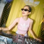 Chien Hung Instagram – 走過路過真的不要錯過！！
adidas originals把三葉草復古玩色街區帶到信義區威秀廣場了 👏🏻

今天穿 #adicolor 的淺紫 粉紅 🪻🌸
再搭配上白色厚底SAMBAE拉高比例
整體是不是輕盈柔和又春夏感十足😆

現場用顏色分每區塊都超好拍
娃娃機還夾到整個表情管理失敗哈哈

玩遊戲還有機會兌換咖啡或杯裝霜淇淋的CAFÉ IN 咖啡吧
以及三葉草復古創作基地可以體驗仿擬刺青手作

4/9-4/14 在信義威秀前廣場
大家快去打卡拿禮物吃冰拍水照吧 🧡
@originals_tw
#新潮復古穿搭 #三葉草復古玩色街區 #adidasSamba