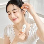 Chien Hung Instagram - #文末 抽正貨唷 快來參加😆 不知道大家有沒有發現我非常愛穿白色衣服 🤍🧡✨ （應該非常明顯哈哈哈哈 因為我超追求襯膚色 一定要襯膚色讓整個人像自帶棚燈才會有自信💡✨ 但！！ 前陣子開始發現黑色我也逮就補了 因為成分專家寶拉珍選C15縮時亮白抗氧精萃讓我發光不暗沉了（起身鼓掌👏🏻 用維他命C日間抗氧 夜間再深層修護的寶拉珍選獨家早C晚C保養法 讓肌膚素顏跟自帶棚燈移動一樣發光 起床還沒幹嘛素顏照鏡子就開心 😆 早上用 #C15縮時亮白抗氧精萃 有15%純維他命C和雙重抗氧化成分 質地水感輕盈好吸收 可以調理暗沉蠟黃和膚色不均 白天使用完務必務必要擦防曬唷 ☀️ 晚上用 #C25瞬效亮白淡斑精華 25%維他命C衍生物 加強處理斑點瑕疵、局部暗沉等色素沉澱問題 讓肌膚看起來更乾淨 這兩瓶延展性高、吸收快不黏膩而且溫和不刺激 搭配起來透亮效果很明顯 一個可以當反光板的概念哈哈哈哈（？ 少了暗沉素顏看了滿意心情也會很好 上妝後的完整度也莫名高上很多 現在寶拉珍選獨家早C晚C抗氧發光組 優惠85折！ 新朋友消費滿1,000記得在兌換商品代碼欄位輸入『 NEW2405』 再送明星品『 2%水楊酸精華液 30ml』唷！ 現在只要追蹤 @paulaschoice_tw 留言跟我說你想變得多亮白，抽一瓶「 C15縮時亮白抗氧精萃 正貨乙支 」正貨唷 #寶拉珍選 #成分專家 #C15縮時亮白抗氧精萃