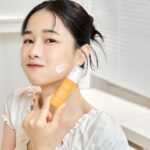 Chien Hung Instagram - #文末 抽正貨唷 快來參加😆 不知道大家有沒有發現我非常愛穿白色衣服 🤍🧡✨ （應該非常明顯哈哈哈哈 因為我超追求襯膚色 一定要襯膚色讓整個人像自帶棚燈才會有自信💡✨ 但！！ 前陣子開始發現黑色我也逮就補了 因為成分專家寶拉珍選C15縮時亮白抗氧精萃讓我發光不暗沉了（起身鼓掌👏🏻 用維他命C日間抗氧 夜間再深層修護的寶拉珍選獨家早C晚C保養法 讓肌膚素顏跟自帶棚燈移動一樣發光 起床還沒幹嘛素顏照鏡子就開心 😆 早上用 #C15縮時亮白抗氧精萃 有15%純維他命C和雙重抗氧化成分 質地水感輕盈好吸收 可以調理暗沉蠟黃和膚色不均 白天使用完務必務必要擦防曬唷 ☀️ 晚上用 #C25瞬效亮白淡斑精華 25%維他命C衍生物 加強處理斑點瑕疵、局部暗沉等色素沉澱問題 讓肌膚看起來更乾淨 這兩瓶延展性高、吸收快不黏膩而且溫和不刺激 搭配起來透亮效果很明顯 一個可以當反光板的概念哈哈哈哈（？ 少了暗沉素顏看了滿意心情也會很好 上妝後的完整度也莫名高上很多 現在寶拉珍選獨家早C晚C抗氧發光組 優惠85折！ 新朋友消費滿1,000記得在兌換商品代碼欄位輸入『 NEW2405』 再送明星品『 2%水楊酸精華液 30ml』唷！ 現在只要追蹤 @paulaschoice_tw 留言跟我說你想變得多亮白，抽一瓶「 C15縮時亮白抗氧精萃 正貨乙支 」正貨唷 #寶拉珍選 #成分專家 #C15縮時亮白抗氧精萃
