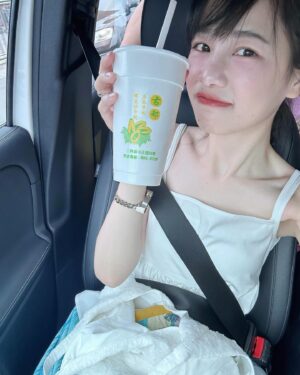 Chien Hung Instagram - 明天要上班了
這次連假體感很短
除了車票訂不到好的時間外
後來工作上也有一些狀況要處理 😆
短短的也是很充電 

雖然一回到二林我跟我哥都沒帶家裡鑰匙
等我媽來解救我們哈哈哈哈
晴晴「為什麼還不進去？」 ☹️
我「姑姑跟爸爸是雷包兄妹！ 」🤣

////

P1 我這次喝了兩杯古都木瓜牛奶 😆
P3 晴晴等阿嬤來救 順便採旁邊的「恰查某」給姑姑😆

P4採買要拜拜的零食 
除了買一些我爸跟奶奶以前喜歡的食物
這次說要買一些舶來品給他們嚐鮮哈哈哈

啊但我們在看乖乖桶是因為我本來想買給晴
結果他想要其他的 🥲

P5趁我哥在睡午覺 分零食哈哈

P6這次會二林吃了新的店
這間叫鵝肉榮 好吃欸
推鵝肉跟韭菜花鵝腸
新鮮、肥嫩且口感很好 
調味也不會太重 
吃完又包了一份給我媽

P7本來吃很認真 
後來被電視放的小小兵給吸引哈哈

P8-9
「大家的潤餅有加油麵嗎？」每年必問哈哈😆
小時候二林我們家好像沒有吃潤餅的習慣
是到嘉義才開始
以前很愛買的黑松潤餅沒開之後就不知道買哪間了 

#chienstyle #千175ootd 
@pazzo