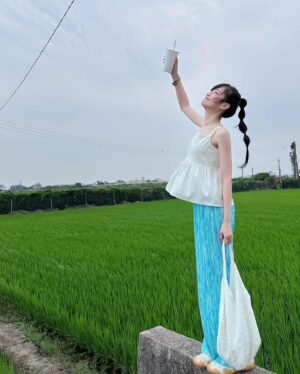 Chien Hung Instagram - 明天要上班了
這次連假體感很短
除了車票訂不到好的時間外
後來工作上也有一些狀況要處理 😆
短短的也是很充電 

雖然一回到二林我跟我哥都沒帶家裡鑰匙
等我媽來解救我們哈哈哈哈
晴晴「為什麼還不進去？」 ☹️
我「姑姑跟爸爸是雷包兄妹！ 」🤣

////

P1 我這次喝了兩杯古都木瓜牛奶 😆
P3 晴晴等阿嬤來救 順便採旁邊的「恰查某」給姑姑😆

P4採買要拜拜的零食 
除了買一些我爸跟奶奶以前喜歡的食物
這次說要買一些舶來品給他們嚐鮮哈哈哈

啊但我們在看乖乖桶是因為我本來想買給晴
結果他想要其他的 🥲

P5趁我哥在睡午覺 分零食哈哈

P6這次會二林吃了新的店
這間叫鵝肉榮 好吃欸
推鵝肉跟韭菜花鵝腸
新鮮、肥嫩且口感很好 
調味也不會太重 
吃完又包了一份給我媽

P7本來吃很認真 
後來被電視放的小小兵給吸引哈哈

P8-9
「大家的潤餅有加油麵嗎？」每年必問哈哈😆
小時候二林我們家好像沒有吃潤餅的習慣
是到嘉義才開始
以前很愛買的黑松潤餅沒開之後就不知道買哪間了 

#chienstyle #千175ootd 
@pazzo