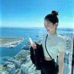 Chien Hung Instagram – //#千在加拿大 
來跟大家分享到多倫多必去的景點
📍加拿大國家電視塔（CN Tower）
我買346m景觀台$45   447 m 的SkyPod $10

坐上去的電梯是玻璃窗跟玻璃地板我真的是各種深呼吸
而且速！度！超！快！我還耳鳴 👂🌀
346m的景觀台是落地玻璃
可以360度看到市景跟安大略湖還有機場等等 真的很漂亮
印象中的高樓（塔）景色應該就是一堆建築物
但這裡還會有各季節轉換間的樹木跟建築再配上湖等自然景觀
還有遠方平到不行的地平線
本來覺得票價有點貴但實際上來覺得蠻值得的

多花十塊加幣447m 的SkyPod 
就如同最後一個影片一樣困惑哈哈哈哈哈哈哈哈哈
我跟同學都覺得這個可以省下來 🖐🏻

想說高一點可能比較漂亮
結果窗戶上的灰塵比樓下還自由奔放（？🤣

#千175ootd 
#chienstyle