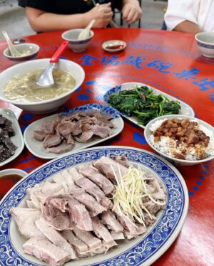 Chien Hung Instagram - 明天要上班了
這次連假體感很短
除了車票訂不到好的時間外
後來工作上也有一些狀況要處理 😆
短短的也是很充電 

雖然一回到二林我跟我哥都沒帶家裡鑰匙
等我媽來解救我們哈哈哈哈
晴晴「為什麼還不進去？」 ☹️
我「姑姑跟爸爸是雷包兄妹！ 」🤣

////

P1 我這次喝了兩杯古都木瓜牛奶 😆
P3 晴晴等阿嬤來救 順便採旁邊的「恰查某」給姑姑😆

P4採買要拜拜的零食 
除了買一些我爸跟奶奶以前喜歡的食物
這次說要買一些舶來品給他們嚐鮮哈哈哈

啊但我們在看乖乖桶是因為我本來想買給晴
結果他想要其他的 🥲

P5趁我哥在睡午覺 分零食哈哈

P6這次會二林吃了新的店
這間叫鵝肉榮 好吃欸
推鵝肉跟韭菜花鵝腸
新鮮、肥嫩且口感很好 
調味也不會太重 
吃完又包了一份給我媽

P7本來吃很認真 
後來被電視放的小小兵給吸引哈哈

P8-9
「大家的潤餅有加油麵嗎？」每年必問哈哈😆
小時候二林我們家好像沒有吃潤餅的習慣
是到嘉義才開始
以前很愛買的黑松潤餅沒開之後就不知道買哪間了 

#chienstyle #千175ootd 
@pazzo