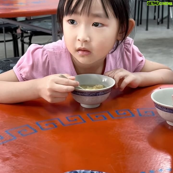 Chien Hung - 25.2K Likes - 明天要上班了
這次連假體感很短
除了車票訂不到好的時間外
後來工作上也有一些狀況要處理 😆
短短的也是很充電
雖然一回到二林我跟我哥都沒帶家裡鑰匙
等我媽來解救我們哈哈哈哈
晴晴「為什麼還不進去?」 ☹️
我「姑姑跟爸爸是雷包兄妹! 」🤣
////
P1 我這次喝了兩杯古都木瓜牛奶 😆
P3 晴晴等阿嬤來救 順便採旁邊的「恰查某」給姑姑😆
P4採買要拜拜的零食
除了買一些我爸跟奶奶以前喜歡的食物
這次說要買一些舶來品給他們嚐鮮哈哈哈
啊但我們在看乖乖桶是因為我本來想買給晴
結果他想要其他的 🥲
P5趁我哥在睡午覺 分零食哈哈
P6這次會二林吃了新的店
這間叫鵝肉榮 好吃欸
推鵝肉跟韭菜花鵝腸
新鮮、肥嫩且口感很好
調味也不會太重
吃完又包了一份給我媽
P7本來吃很認真
後來被電視放的小小兵給吸引哈哈
P8-9
「大家的潤餅有加油麵嗎?」每年必問哈哈😆
小時候二林我們家好像沒有吃潤餅的習慣
是到嘉義才開始
以前很愛買的黑松潤餅沒開之後就不知道買哪間了
#chienstyle #千175ootd
@pazzo
