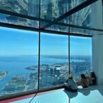 Chien Hung Instagram – //#千在加拿大 
來跟大家分享到多倫多必去的景點
📍加拿大國家電視塔（CN Tower）
我買346m景觀台$45   447 m 的SkyPod $10

坐上去的電梯是玻璃窗跟玻璃地板我真的是各種深呼吸
而且速！度！超！快！我還耳鳴 👂🌀
346m的景觀台是落地玻璃
可以360度看到市景跟安大略湖還有機場等等 真的很漂亮
印象中的高樓（塔）景色應該就是一堆建築物
但這裡還會有各季節轉換間的樹木跟建築再配上湖等自然景觀
還有遠方平到不行的地平線
本來覺得票價有點貴但實際上來覺得蠻值得的

多花十塊加幣447m 的SkyPod 
就如同最後一個影片一樣困惑哈哈哈哈哈哈哈哈哈
我跟同學都覺得這個可以省下來 🖐🏻

想說高一點可能比較漂亮
結果窗戶上的灰塵比樓下還自由奔放（？🤣

#千175ootd 
#chienstyle