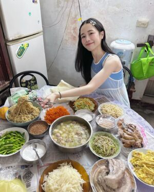 Chien Hung Instagram - 明天要上班了
這次連假體感很短
除了車票訂不到好的時間外
後來工作上也有一些狀況要處理 😆
短短的也是很充電 

雖然一回到二林我跟我哥都沒帶家裡鑰匙
等我媽來解救我們哈哈哈哈
晴晴「為什麼還不進去？」 ☹️
我「姑姑跟爸爸是雷包兄妹！ 」🤣

////

P1 我這次喝了兩杯古都木瓜牛奶 😆
P3 晴晴等阿嬤來救 順便採旁邊的「恰查某」給姑姑😆

P4採買要拜拜的零食 
除了買一些我爸跟奶奶以前喜歡的食物
這次說要買一些舶來品給他們嚐鮮哈哈哈

啊但我們在看乖乖桶是因為我本來想買給晴
結果他想要其他的 🥲

P5趁我哥在睡午覺 分零食哈哈

P6這次會二林吃了新的店
這間叫鵝肉榮 好吃欸
推鵝肉跟韭菜花鵝腸
新鮮、肥嫩且口感很好 
調味也不會太重 
吃完又包了一份給我媽

P7本來吃很認真 
後來被電視放的小小兵給吸引哈哈

P8-9
「大家的潤餅有加油麵嗎？」每年必問哈哈😆
小時候二林我們家好像沒有吃潤餅的習慣
是到嘉義才開始
以前很愛買的黑松潤餅沒開之後就不知道買哪間了 

#chienstyle #千175ootd 
@pazzo