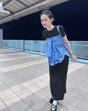 Chien Hung Instagram - 明天要上班了
這次連假體感很短
除了車票訂不到好的時間外
後來工作上也有一些狀況要處理 😆
短短的也是很充電 

雖然一回到二林我跟我哥都沒帶家裡鑰匙
等我媽來解救我們哈哈哈哈
晴晴「為什麼還不進去？」 ☹️
我「姑姑跟爸爸是雷包兄妹！ 」🤣

////

P1 我這次喝了兩杯古都木瓜牛奶 😆
P3 晴晴等阿嬤來救 順便採旁邊的「恰查某」給姑姑😆

P4採買要拜拜的零食 
除了買一些我爸跟奶奶以前喜歡的食物
這次說要買一些舶來品給他們嚐鮮哈哈哈

啊但我們在看乖乖桶是因為我本來想買給晴
結果他想要其他的 🥲

P5趁我哥在睡午覺 分零食哈哈

P6這次會二林吃了新的店
這間叫鵝肉榮 好吃欸
推鵝肉跟韭菜花鵝腸
新鮮、肥嫩且口感很好 
調味也不會太重 
吃完又包了一份給我媽

P7本來吃很認真 
後來被電視放的小小兵給吸引哈哈

P8-9
「大家的潤餅有加油麵嗎？」每年必問哈哈😆
小時候二林我們家好像沒有吃潤餅的習慣
是到嘉義才開始
以前很愛買的黑松潤餅沒開之後就不知道買哪間了 

#chienstyle #千175ootd 
@pazzo