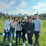 Chien Hung Instagram – #千在加拿大 ✨
在多倫多收到很多觀眾推薦的餐廳、超市跟景點等等
所以一直想說要快閃跟大家見面聊個天
連日壞天氣，早上起來看沒下雨還出太陽就決定是今天了 😆

真的很感謝大家大老遠特別過來
本來還怕小零食發不完哈哈哈！
佩服在異國生活的大家
希望不管是在這裡讀書、工作創業
或長住的朋友都能一切順利！
啊！還有順利脫單哈哈哈 

#第一次辦快閃好緊張
#封面照是第一組到還陪我聊超久的可愛夫妻🧡
#前30分鐘才公布忘記多倫多很大移動時間比較久
ㄍㄡˇ咩納賽 哈哈哈🤣
#結果背曬傷了哈哈哈哈