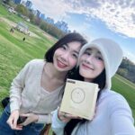 Chien Hung Instagram – #千在加拿大 ✨
在多倫多收到很多觀眾推薦的餐廳、超市跟景點等等
所以一直想說要快閃跟大家見面聊個天
連日壞天氣，早上起來看沒下雨還出太陽就決定是今天了 😆

真的很感謝大家大老遠特別過來
本來還怕小零食發不完哈哈哈！
佩服在異國生活的大家
希望不管是在這裡讀書、工作創業
或長住的朋友都能一切順利！
啊！還有順利脫單哈哈哈 

#第一次辦快閃好緊張
#封面照是第一組到還陪我聊超久的可愛夫妻🧡
#前30分鐘才公布忘記多倫多很大移動時間比較久
ㄍㄡˇ咩納賽 哈哈哈🤣
#結果背曬傷了哈哈哈哈