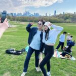 Chien Hung Instagram – #千在加拿大 ✨
在多倫多收到很多觀眾推薦的餐廳、超市跟景點等等
所以一直想說要快閃跟大家見面聊個天
連日壞天氣，早上起來看沒下雨還出太陽就決定是今天了 😆

真的很感謝大家大老遠特別過來
本來還怕小零食發不完哈哈哈！
佩服在異國生活的大家
希望不管是在這裡讀書、工作創業
或長住的朋友都能一切順利！
啊！還有順利脫單哈哈哈 

#第一次辦快閃好緊張
#封面照是第一組到還陪我聊超久的可愛夫妻🧡
#前30分鐘才公布忘記多倫多很大移動時間比較久
ㄍㄡˇ咩納賽 哈哈哈🤣
#結果背曬傷了哈哈哈哈