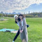 Chien Hung Instagram – #千在加拿大 ✨
在多倫多收到很多觀眾推薦的餐廳、超市跟景點等等
所以一直想說要快閃跟大家見面聊個天
連日壞天氣，早上起來看沒下雨還出太陽就決定是今天了 😆

真的很感謝大家大老遠特別過來
本來還怕小零食發不完哈哈哈！
佩服在異國生活的大家
希望不管是在這裡讀書、工作創業
或長住的朋友都能一切順利！
啊！還有順利脫單哈哈哈 

#第一次辦快閃好緊張
#封面照是第一組到還陪我聊超久的可愛夫妻🧡
#前30分鐘才公布忘記多倫多很大移動時間比較久
ㄍㄡˇ咩納賽 哈哈哈🤣
#結果背曬傷了哈哈哈哈