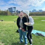 Chien Hung Instagram – #千在加拿大 ✨
在多倫多收到很多觀眾推薦的餐廳、超市跟景點等等
所以一直想說要快閃跟大家見面聊個天
連日壞天氣，早上起來看沒下雨還出太陽就決定是今天了 😆

真的很感謝大家大老遠特別過來
本來還怕小零食發不完哈哈哈！
佩服在異國生活的大家
希望不管是在這裡讀書、工作創業
或長住的朋友都能一切順利！
啊！還有順利脫單哈哈哈 

#第一次辦快閃好緊張
#封面照是第一組到還陪我聊超久的可愛夫妻🧡
#前30分鐘才公布忘記多倫多很大移動時間比較久
ㄍㄡˇ咩納賽 哈哈哈🤣
#結果背曬傷了哈哈哈哈