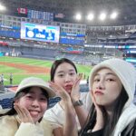 Chien Hung Instagram - /#千在加拿大 今天看道奇到多倫多藍鳥的主場 因為之前的傳言大谷翔平一上場主隊球迷全場狂噓 但看到他第一打席全壘打又全場歡呼 一個又愛又恨的概念嗎哈哈哈 在周邊都是藍鳥球迷的位子跟同學還是照常歡呼哈哈哈 球場賣的熱狗超大份本來覺得好讚結果太鹹反而是負擔哈哈哈 然後半夜地震大家還好嗎？ 當時我正在上課看到訊息馬上問家人 再次提醒外出盡量走騎樓 平平安安 #千175ootd