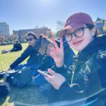Chien Hung Instagram – // #千在加拿大
已經開始倒數回去的日子了 🥹
蠻佩服在國外待上半年一年以上的人
太習慣台灣生活第二週就有點想回去了哈哈
分享幾個小故事跟一些照片給大家 ✨

-🧑‍⚕️
認識的同學不多卻有三個是前護理人員
兩個韓國一個日本（再加上我哈哈哈

-🗣️
加拿大第二官方語言是法文
法國同學說他每次看大家在研究菜單
但他翻過來就可以直接看法文很像在作弊哈哈

-✈️
遇到一個巴西的同學來三周
（跟我年齡比較相近哈哈哈哈哈
她說這對她來說是個假期
所以課程都排早上 下午去觀光到處走走
（下次學起來 😆

P1-4&P7 🌸
某天跟同學吃完韓式燒烤一起走去多倫多大學看櫻花
走到累了坐在草皮休息放空
那一個時刻好喜歡
說不上來但莫名感動

P5
跟韓國同學聊到有印象的台灣電影
大家都是回「不能說的秘密」 
還有因為不能說的秘密到淡水玩的 😆

P6 
每天的早餐 
早起早睡到第二週變早起晚睡
看來不管到哪裡都會熬夜哈哈哈

P9 ✂️✊🏻✋🏻
玩剪刀石頭布輸的背所有的包包走一個段
很明顯我狂輸 😆

#昨天跟水咖開會驚覺已經過三週了 
#目前累積吃了好多餐廳跟連鎖
#食記之後我會集中貼文方便大家參考🧡