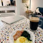Chien Hung Instagram – // #千在加拿大
已經開始倒數回去的日子了 🥹
蠻佩服在國外待上半年一年以上的人
太習慣台灣生活第二週就有點想回去了哈哈
分享幾個小故事跟一些照片給大家 ✨

-🧑‍⚕️
認識的同學不多卻有三個是前護理人員
兩個韓國一個日本（再加上我哈哈哈

-🗣️
加拿大第二官方語言是法文
法國同學說他每次看大家在研究菜單
但他翻過來就可以直接看法文很像在作弊哈哈

-✈️
遇到一個巴西的同學來三周
（跟我年齡比較相近哈哈哈哈哈
她說這對她來說是個假期
所以課程都排早上 下午去觀光到處走走
（下次學起來 😆

P1-4&P7 🌸
某天跟同學吃完韓式燒烤一起走去多倫多大學看櫻花
走到累了坐在草皮休息放空
那一個時刻好喜歡
說不上來但莫名感動

P5
跟韓國同學聊到有印象的台灣電影
大家都是回「不能說的秘密」 
還有因為不能說的秘密到淡水玩的 😆

P6 
每天的早餐 
早起早睡到第二週變早起晚睡
看來不管到哪裡都會熬夜哈哈哈

P9 ✂️✊🏻✋🏻
玩剪刀石頭布輸的背所有的包包走一個段
很明顯我狂輸 😆

#昨天跟水咖開會驚覺已經過三週了 
#目前累積吃了好多餐廳跟連鎖
#食記之後我會集中貼文方便大家參考🧡