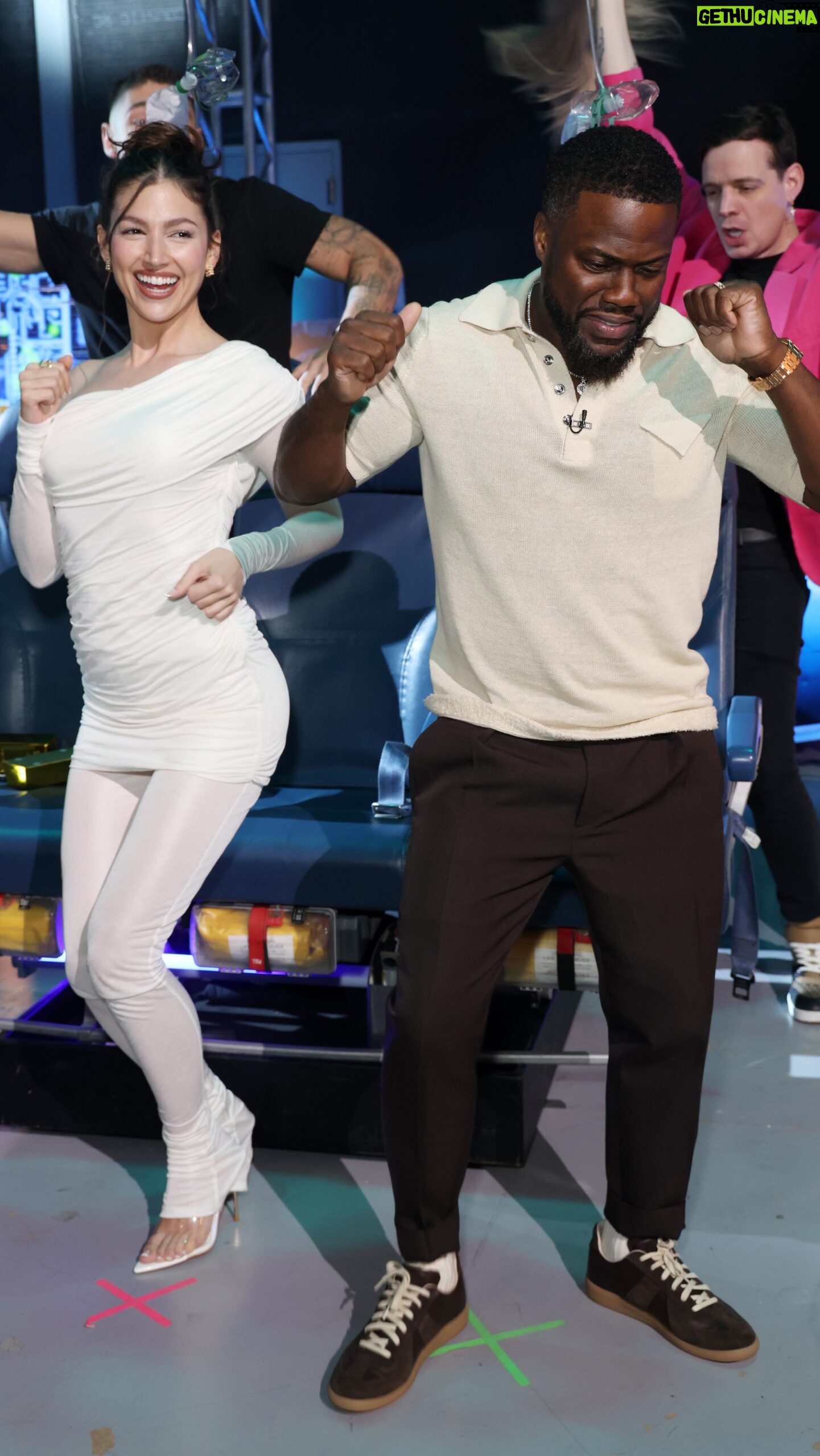 ChikyBomBom - 85.9K Likes - 🔥@marko le hace tremendo twerking a Kevin Hart con #LaGasolina de #DaddyYankee mientras @chikybombomreal y @beta_mejia hacen cantar y bailar a Úrsula Corberó 🎉🙌
@kevinhart4real @ursulolita
#KevinyUrsulaenTelemundo
#LIFT #kevinHart #kevinhart
#ursulacorbero