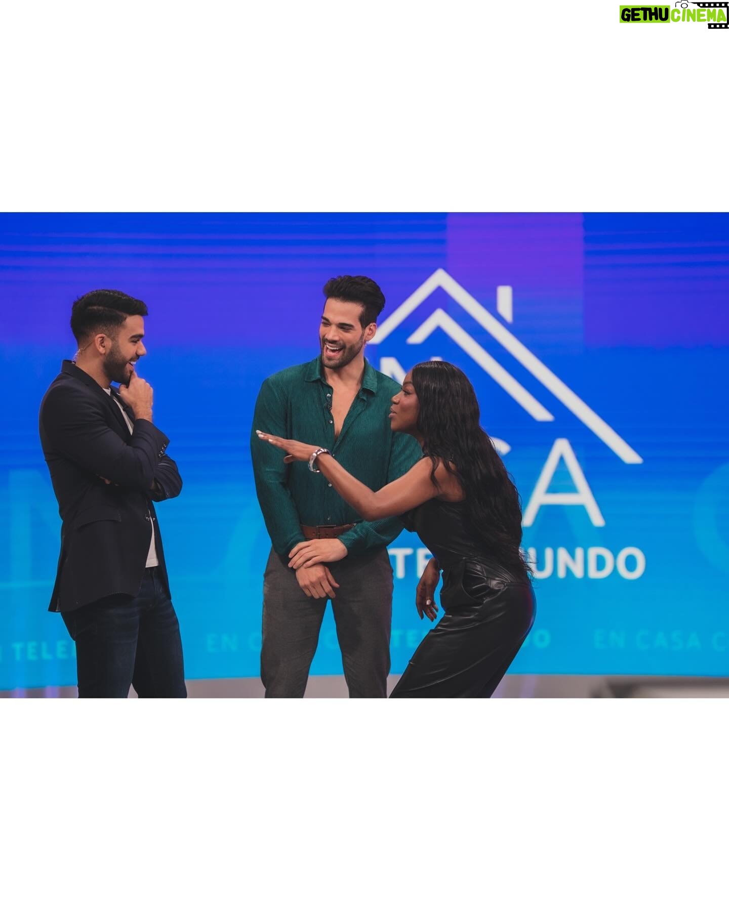ChikyBomBom Instagram - Paso una cantidad increíble de tiempo cuestionándome si estoy haciendo las cosas bien. Pero en algún momento, me recuerdo de donde vengo y hacia donde voy lo rico y delicioso que a sido este proceso, y lo mucho que lo estoy disfrutando me hace entender que mientras este dando lo mejor de mí eso es suficiente. 🚪 #BUENASBUENAS 💕 #Style by @karlabstyle 💕