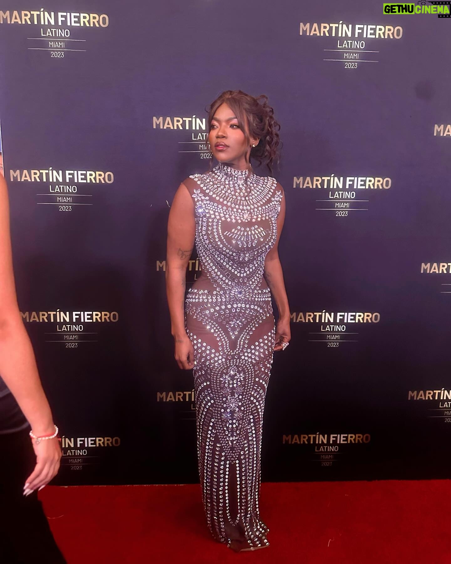 ChikyBomBom - 53.5K Likes - Feliz y agradecida de que mi trabajo y mi trayectoria desde @OJOSDEMUJER haya sido tomado en cuenta en los premios #MARTINFIERRO nominada como revelación del años mil gracias a toda la organización, al equipo y a todos ustedes GANAMOS FAMILIA 🤩❤️🙏🏾
@benditoclosetstyle @odalysmarino @luis__hairstylist