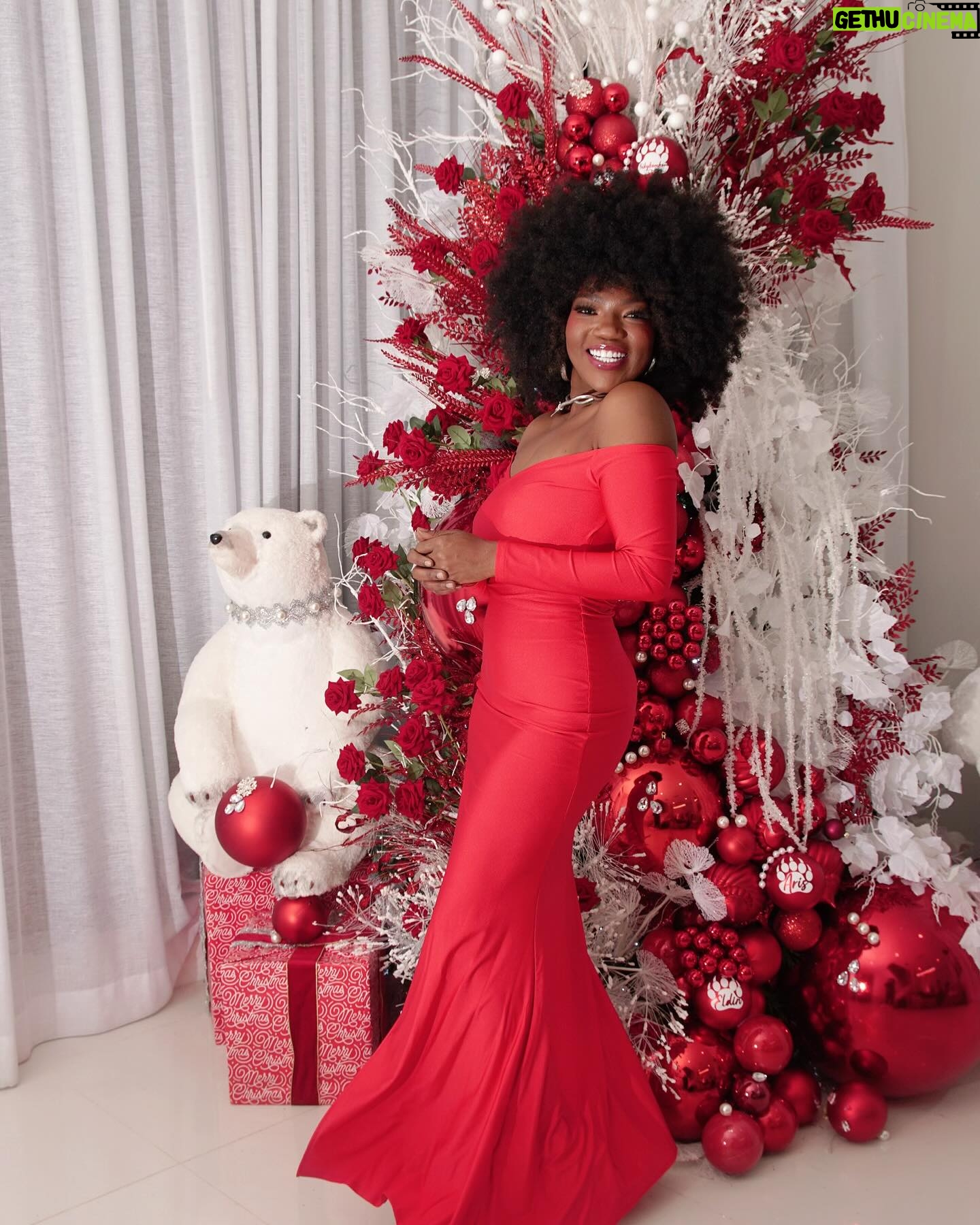 ChikyBomBom - 159.8K Likes - FELIZZZZZ NAVIDAD 🎄 🎁 ❤️🙏🏾🏡👸🏾