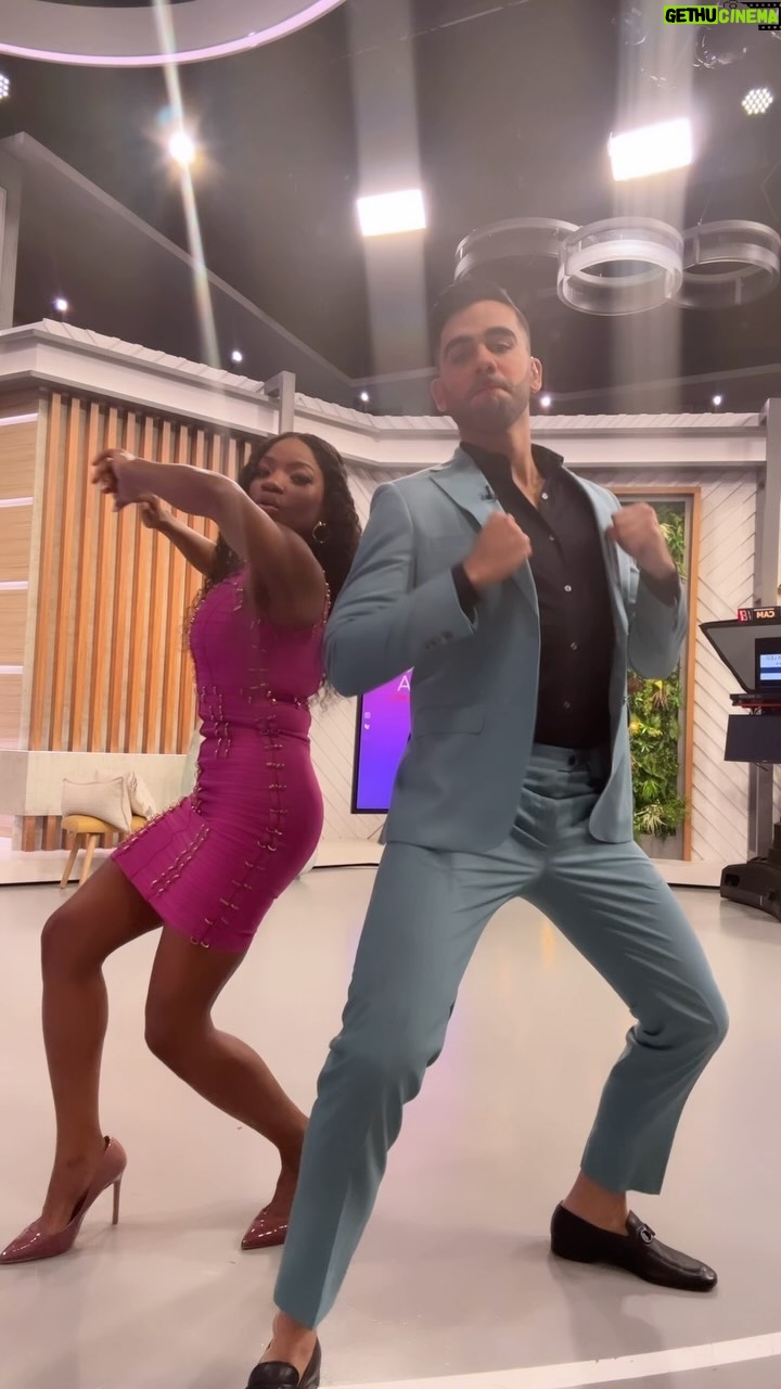 ChikyBomBom Instagram - Y que nadie nos quite esta alegría que llevamos @encasacontelemundo 🤭 Aquí con la tía de Cattleya @chikybombomreal 😂❤️ #LosLeo
