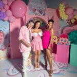 ChikyBomBom Instagram - YO TU NO ME PIERDO ESTA EXCLUSIVA POR @encasacontelemundo @hoydia @telemundo LA MÁS VIRAL @yailinlamasviralreal @6ix9ine COMO NUNCA CELEBRANDO LA VIDA DE LA PRINCESA
