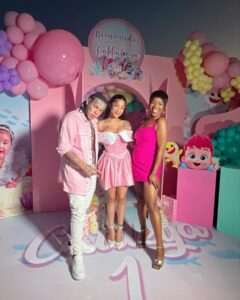 ChikyBomBom Instagram - YO TU NO ME PIERDO ESTA EXCLUSIVA POR @encasacontelemundo @hoydia @telemundo LA MÁS VIRAL @yailinlamasviralreal @6ix9ine COMO NUNCA CELEBRANDO LA VIDA DE LA PRINCESA