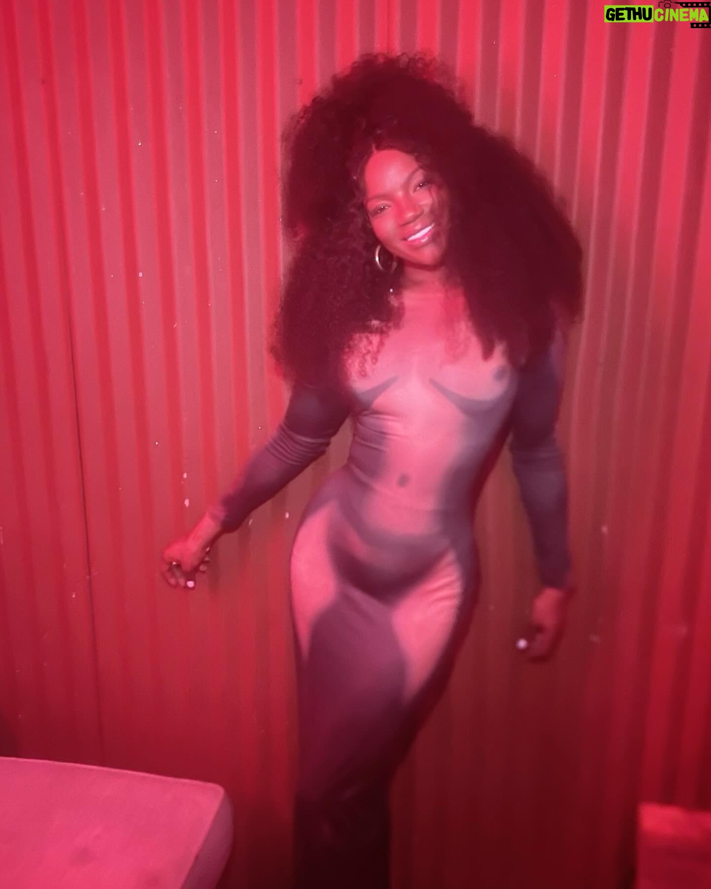 ChikyBomBom Instagram - Ganas cuando encuentras a esa persona que te hace olvidar el tiempo perdido con los demás. #Buenasbuenas