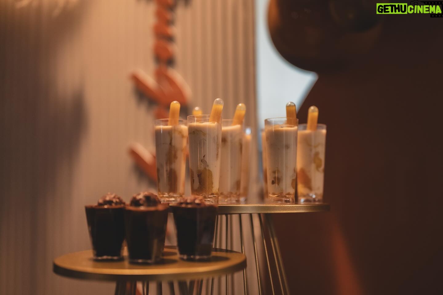 ChikyBomBom Instagram - Seguimos en celebrando la vida A si que aquí les dejo la recomendación de quienes hicieron esto posible de un día para el otro Todo fue un sueño MIL GRACIAS Síganmelos a todo que son buenos y muy #ÑAAOOH @sussetheventdesigner la que siempre me decora 🩵 @dayascakesandmore 🎂 @tapanadas Comida rica 🤤 @vialibrephotobooth hacen de tu fiesta un espectáculo 🧡 @victoryevents te monta el evento que gustes 💃🏿 @m.agiccakes Hace unas gelatinas espectaculares ❤️ Planning @gonyolgroup Decoracion @sussetheventdesigner barco de sushi @miyakodoral caja de appetizer @tetasmireya comida lebanesa @cleopatragourmet Dulces @vasitogourmet