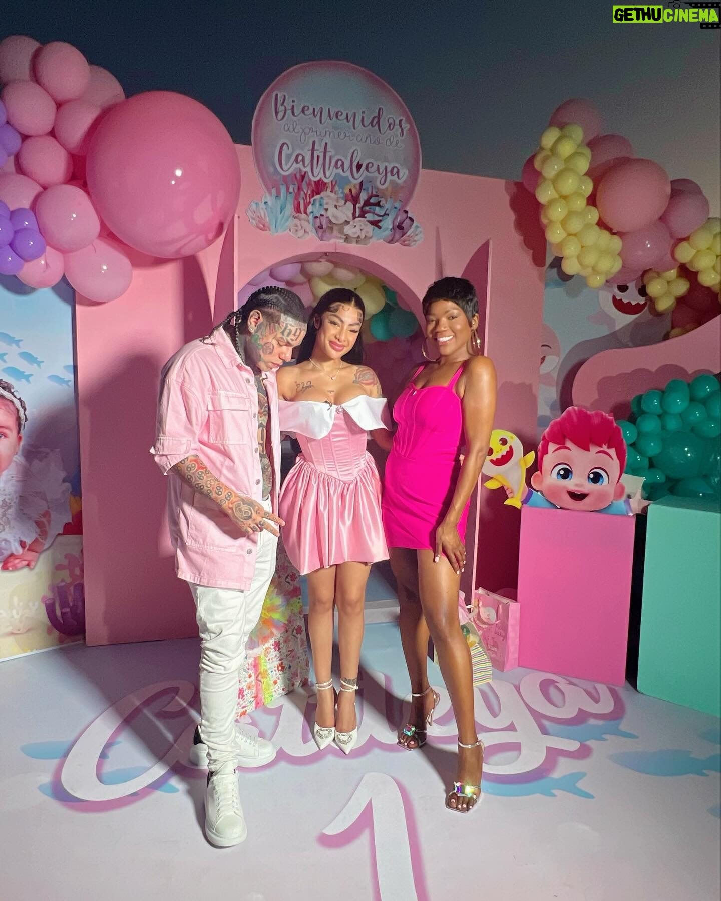 ChikyBomBom - 126.7K Likes - YO TU NO ME PIERDO ESTA EXCLUSIVA POR @encasacontelemundo @hoydia @telemundo LA MÁS VIRAL @yailinlamasviralreal @6ix9ine COMO NUNCA CELEBRANDO LA VIDA DE LA PRINCESA