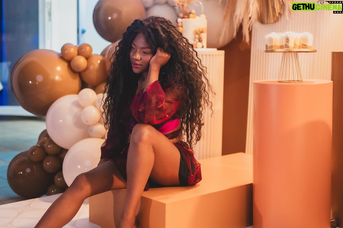 ChikyBomBom Instagram - Seguimos en celebrando la vida A si que aquí les dejo la recomendación de quienes hicieron esto posible de un día para el otro Todo fue un sueño MIL GRACIAS Síganmelos a todo que son buenos y muy #ÑAAOOH @sussetheventdesigner la que siempre me decora 🩵 @dayascakesandmore 🎂 @tapanadas Comida rica 🤤 @vialibrephotobooth hacen de tu fiesta un espectáculo 🧡 @victoryevents te monta el evento que gustes 💃🏿 @m.agiccakes Hace unas gelatinas espectaculares ❤️ Planning @gonyolgroup Decoracion @sussetheventdesigner barco de sushi @miyakodoral caja de appetizer @tetasmireya comida lebanesa @cleopatragourmet Dulces @vasitogourmet