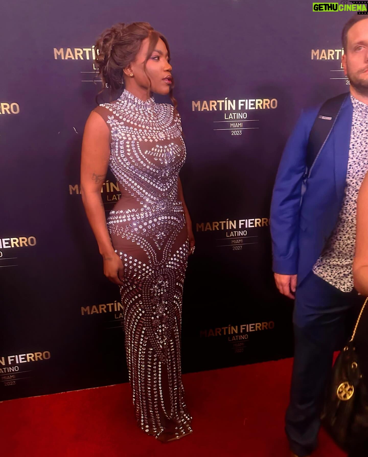 ChikyBomBom - 53.5K Likes - Feliz y agradecida de que mi trabajo y mi trayectoria desde @OJOSDEMUJER haya sido tomado en cuenta en los premios #MARTINFIERRO nominada como revelación del años mil gracias a toda la organización, al equipo y a todos ustedes GANAMOS FAMILIA 🤩❤️🙏🏾
@benditoclosetstyle @odalysmarino @luis__hairstylist