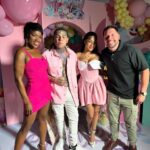 ChikyBomBom Instagram - YO TU NO ME PIERDO ESTA EXCLUSIVA POR @encasacontelemundo @hoydia @telemundo LA MÁS VIRAL @yailinlamasviralreal @6ix9ine COMO NUNCA CELEBRANDO LA VIDA DE LA PRINCESA