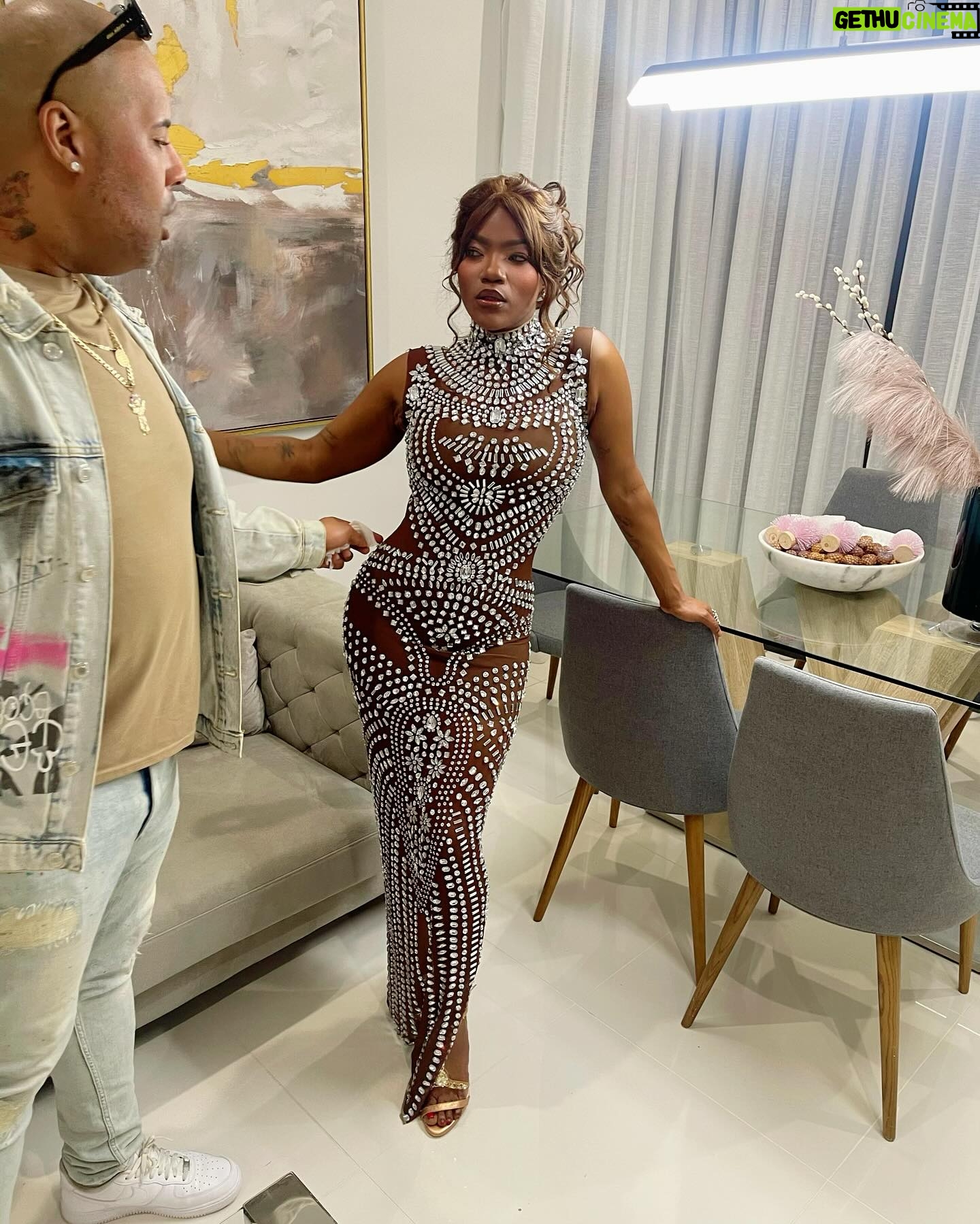 ChikyBomBom - 53.5K Likes - Feliz y agradecida de que mi trabajo y mi trayectoria desde @OJOSDEMUJER haya sido tomado en cuenta en los premios #MARTINFIERRO nominada como revelación del años mil gracias a toda la organización, al equipo y a todos ustedes GANAMOS FAMILIA 🤩❤️🙏🏾
@benditoclosetstyle @odalysmarino @luis__hairstylist