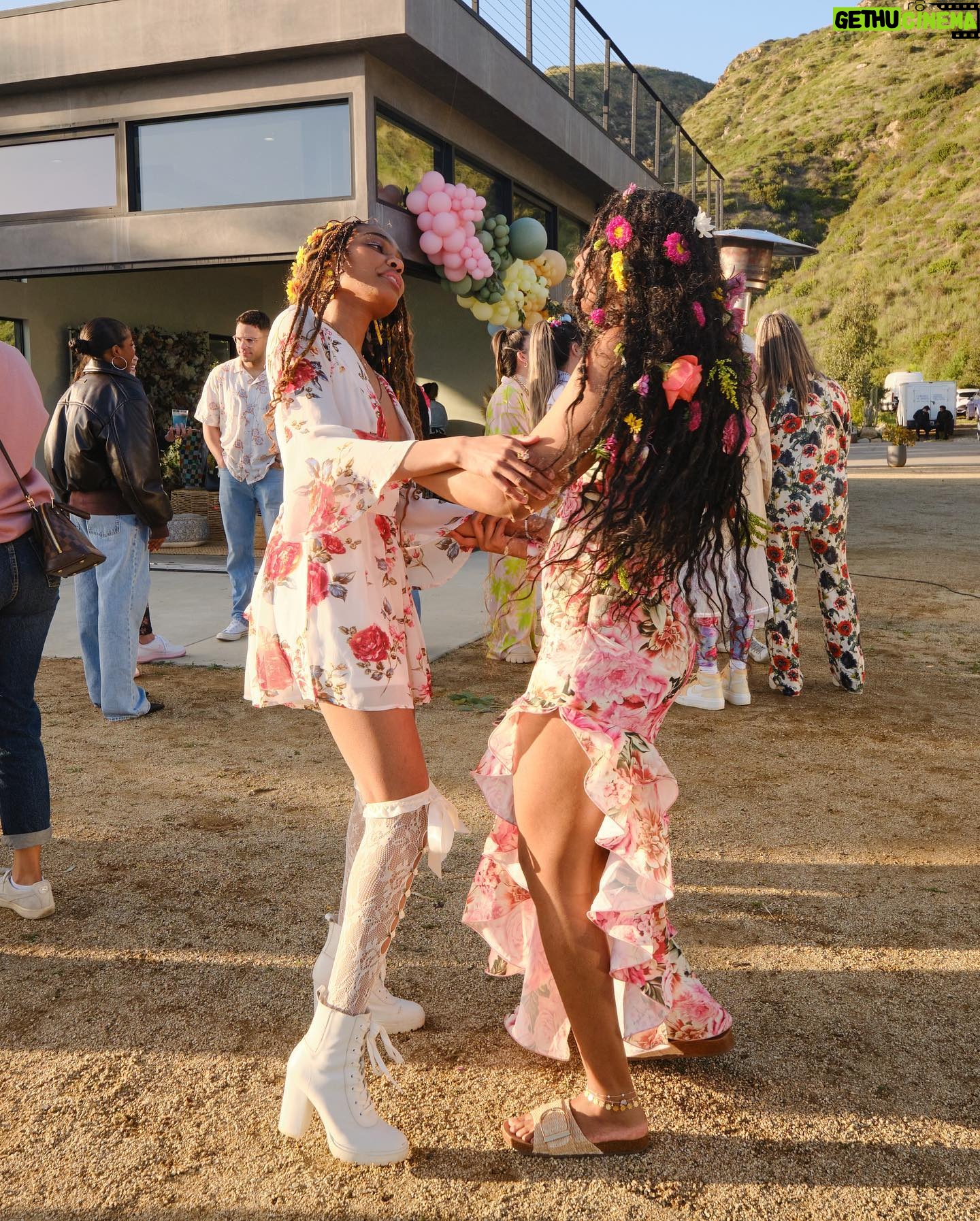 China Anne McClain Instagram - Thriii 🌸 #sisters