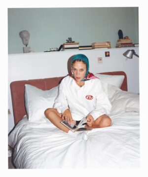 Chloë Sevigny Instagram - Thank you @zalando for bringing me to Barcelona to shoot with the wonderful director @justynaobasi fun as f stylists @lawrie_abei @akinsgram and the rest of the creative team, especially @shioritakahashi and @dickpageface on the hmu! 📸 @danipujalte 
#unwrapyourstory 
#zalandoholiday 🎁