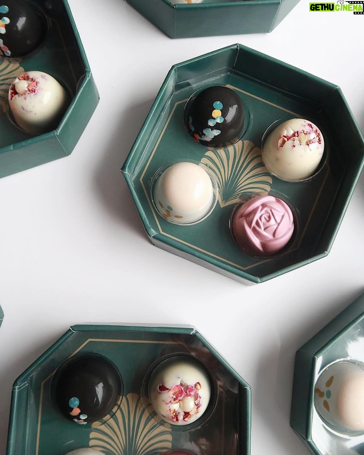 Chloë Sevigny Instagram - A Little surprise! Calling all romantics 🥀 Valentine’s Day is coming, so Régime des Fleurs and I cooked up the Little Flower chocolates collection, available now 🍫 Four exquisite handmade Valrhona chocolate bonbons, each flavored with notes from my signature perfume: rose, earl grey tea, black currant, & pomelo citrus. Crafted for us by Borough Chocolates in Greenpoint. It’s yours for free with the purchase of a 75ml bottle of Little Flower 🥀 @regimedesfleurs @boroughchocolates