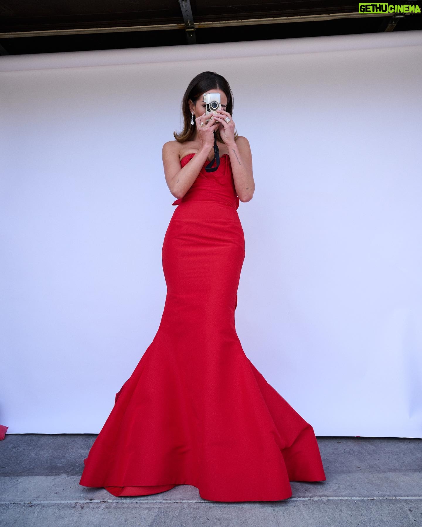 Chloe Bennet Instagram - we had a little red moment thank you @goldhouseco & @bingchen for kicking off AAPI heritage month with the most beautiful gala. and biiiiggg ups to my dudes on the glam squad 🥰💋 MU: @lilly_keys HAIR: @matthewstylist STYLING: @mollyddickson @oscardelarenta @anabelachan @kallatijewelry @jimmychoo and obviously a never ending love fest for my main dude, my muse lol @ericraydavidson